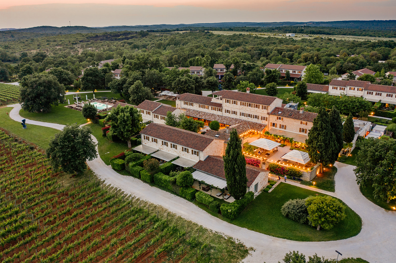 Pollak cvijeće Luksuzno vjenčanje u Meneghetti Wine Hotel & Winery među vinogradima u Istri