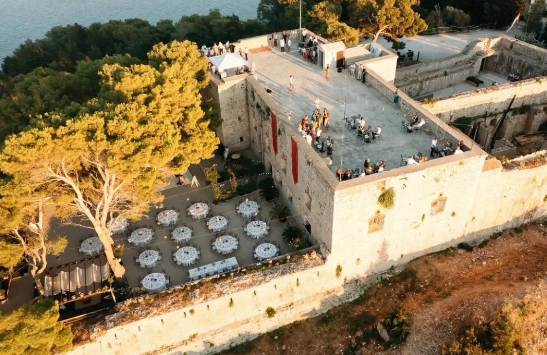 Pollak cvijeće Luksuzno vjenčanje u Fort George tvrđavi na otoku Visu s panoramskim pogledom na Jadransko more