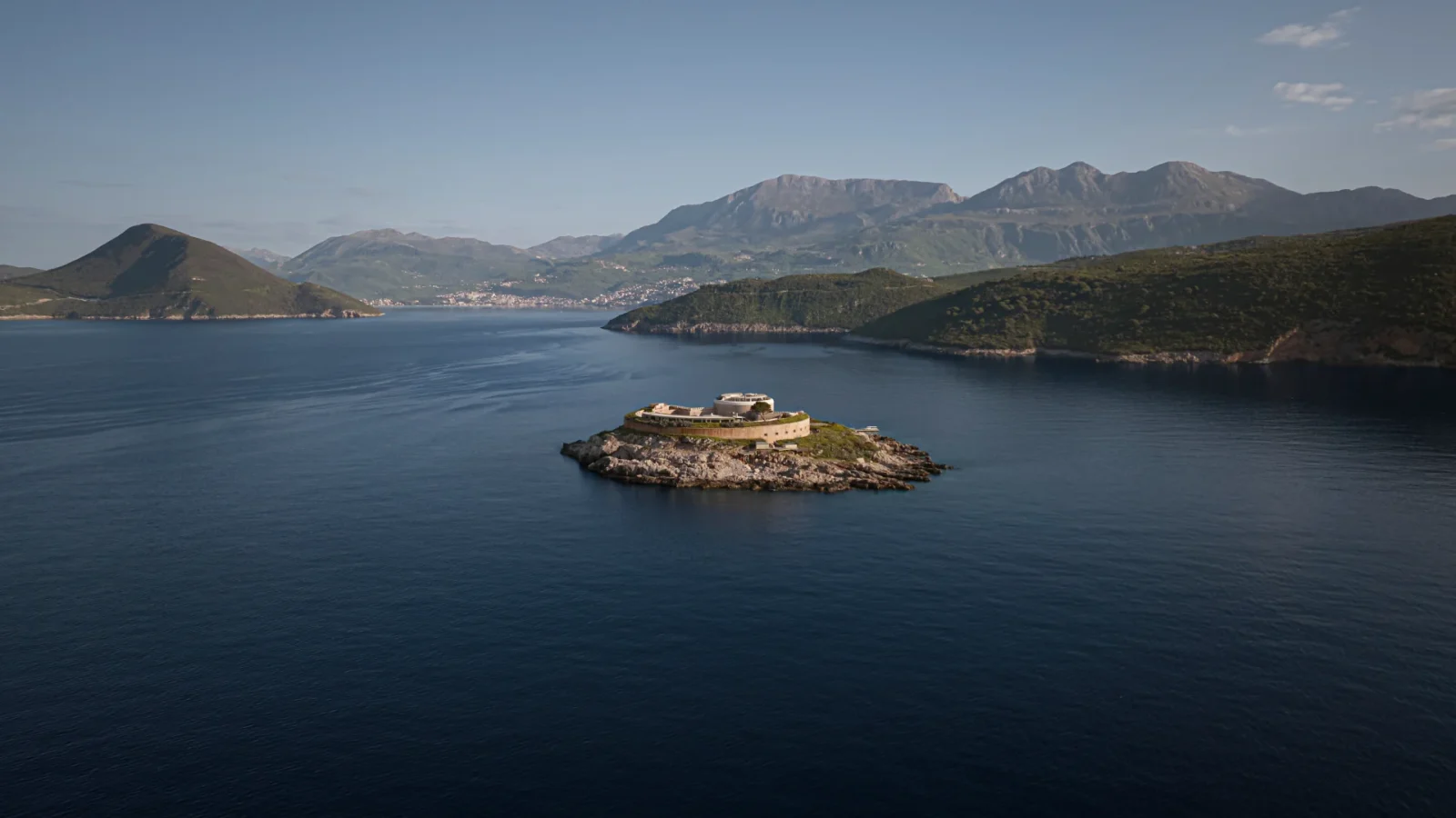Pollak cvijeće Luksuzni resort Mamula Island u obnovljenoj tvrđavi na privatnom otoku u Boki Kotorskoj