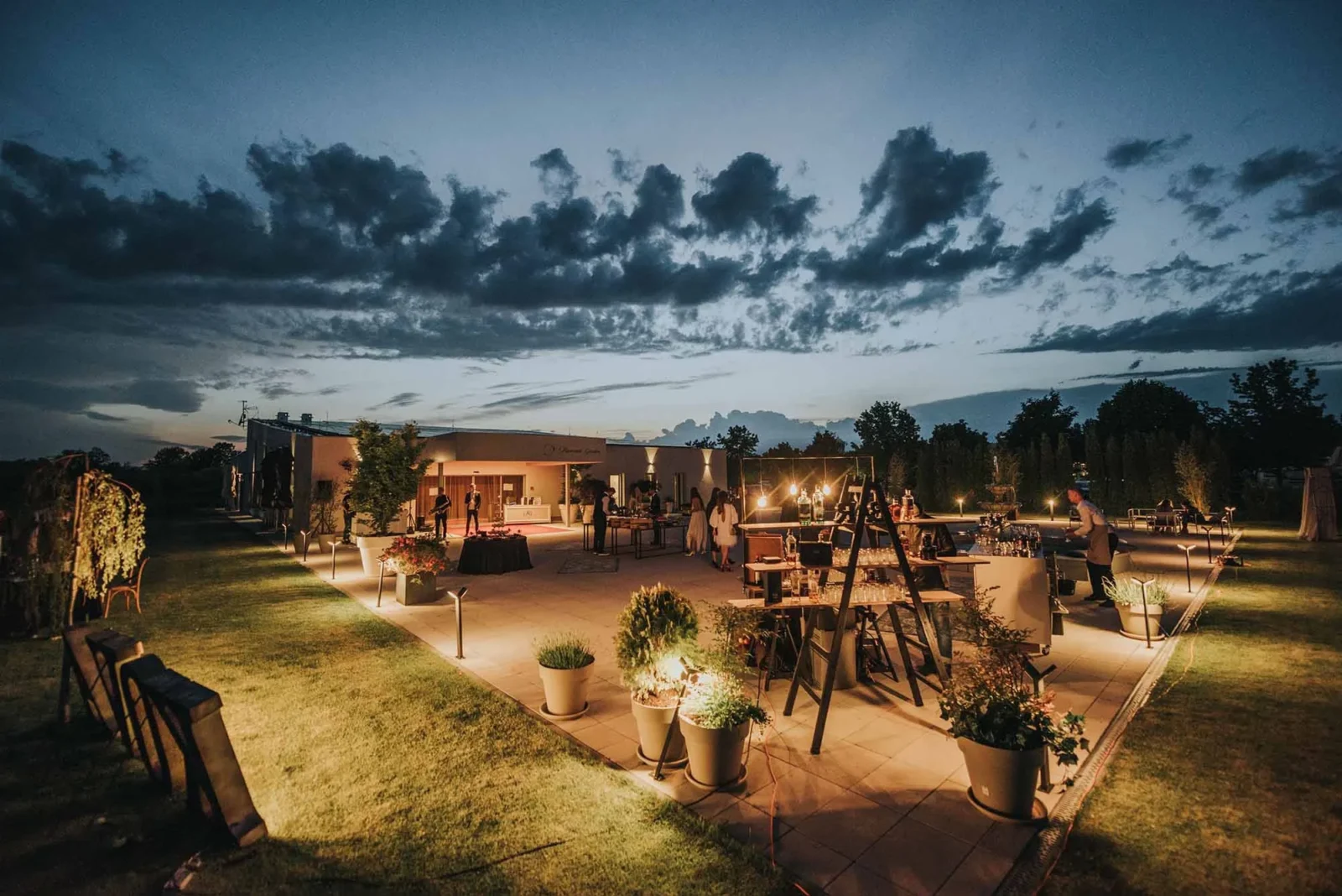 Pollak cvijeće Luxury outdoor wedding ceremony at Riverside Golf Zagreb surrounded by landscaped gardens and golf courses.