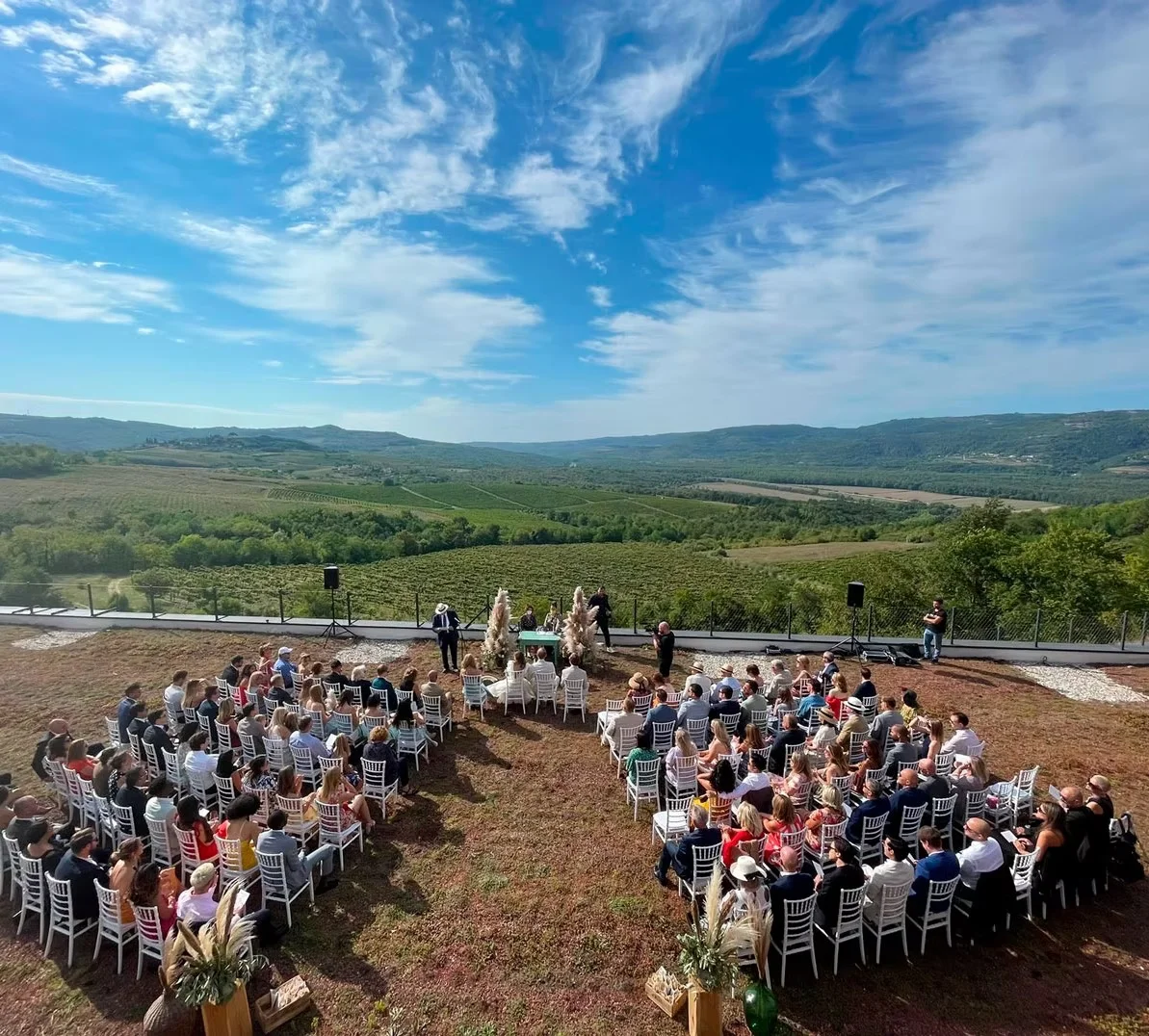 Pollak cvijeće Luksuzno vjenčanje na panoramskoj terasi Roxanich Winery & Design Hotela u Motovunu