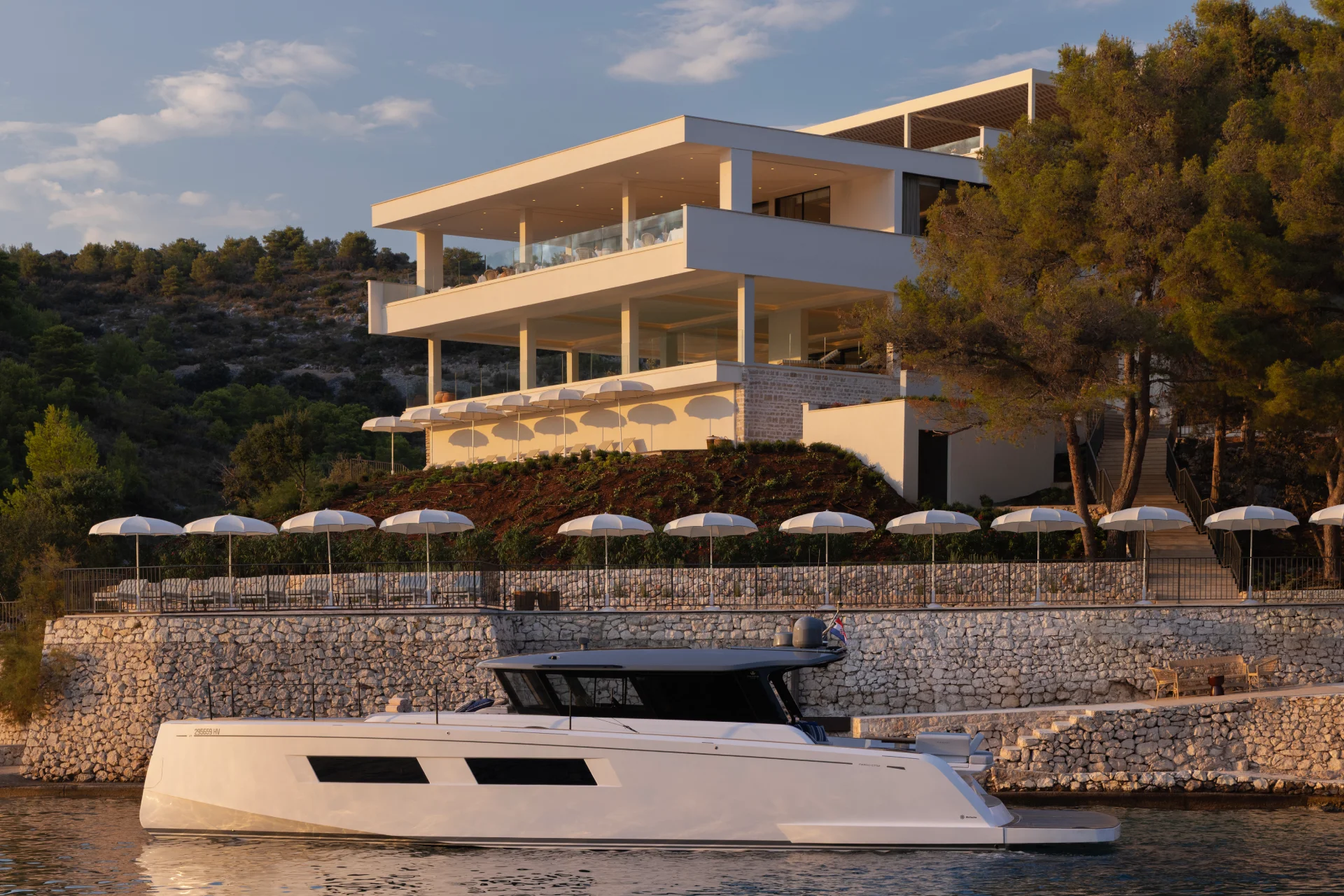 Pollak cvijeće Hotel Sirena Hvar u skrovitoj uvali uz more, s privatnom plažom i elegantnim mediteranskim ambijentom.