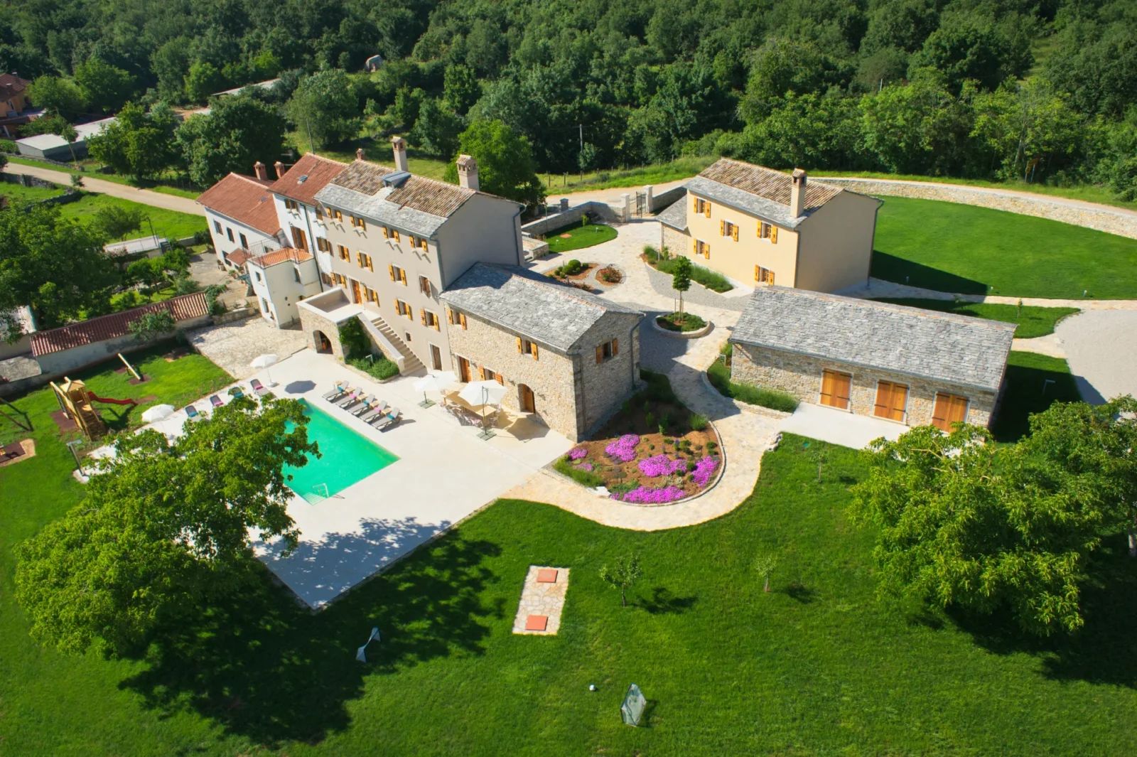 Pollak cvijeće Villa Poropati u Istri, privatna vila i lokacija za vjenčanja okružena zelenilom.